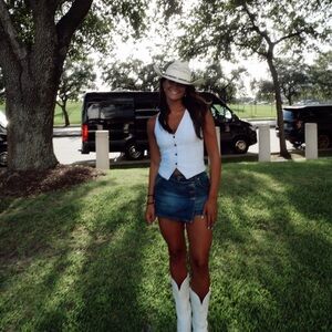 Meet your Posher, Ella